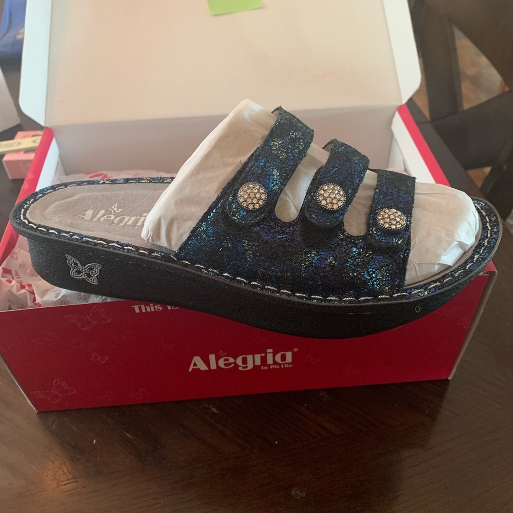 BRAND NEW Alegria sandals